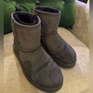 EMU Australia Classic Mini Sheepskin Boots-Women’s Size 8-39/Euro–Black/Charcoal